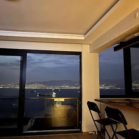 Near The Historical Elevator With A Sea View Appartamento